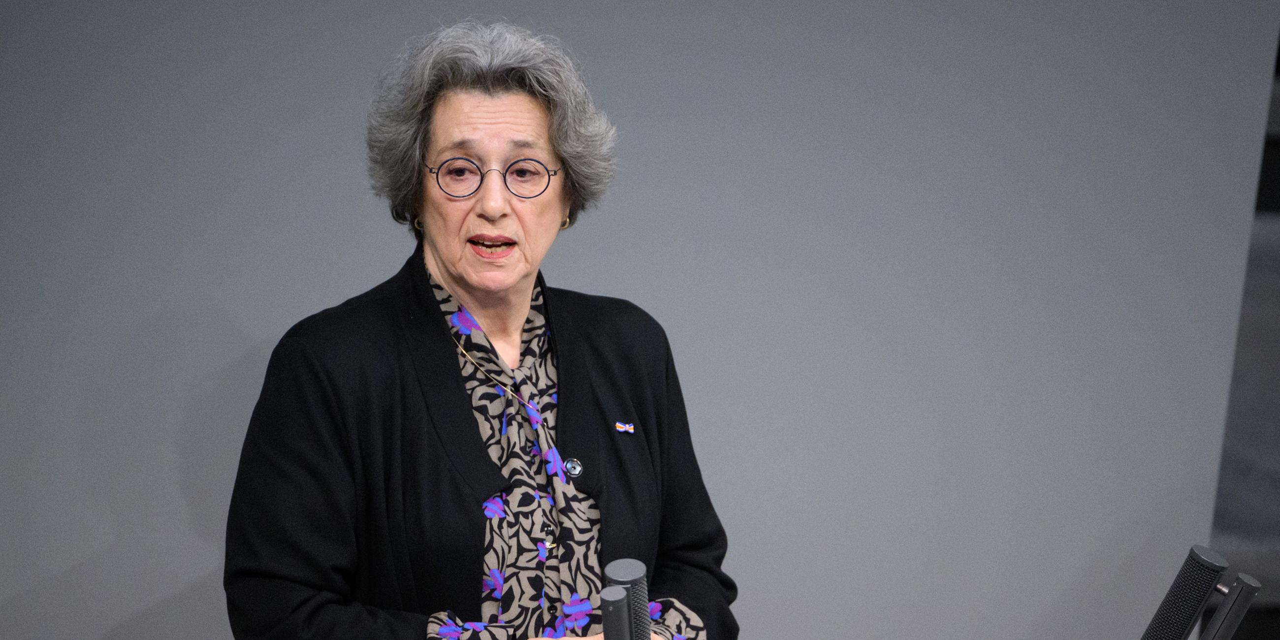 Rozette Kats, Zeitzeugin des Holocaust, spricht bei der Gedenkstunde für die Opfer des Nationalsozialismus im Deutschen Bundestag