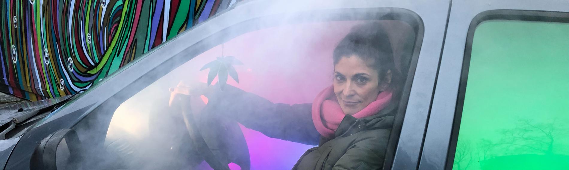 aspekte-Moderatorin Katty Salié am Steuer, im Vordergrund Rauschwaden