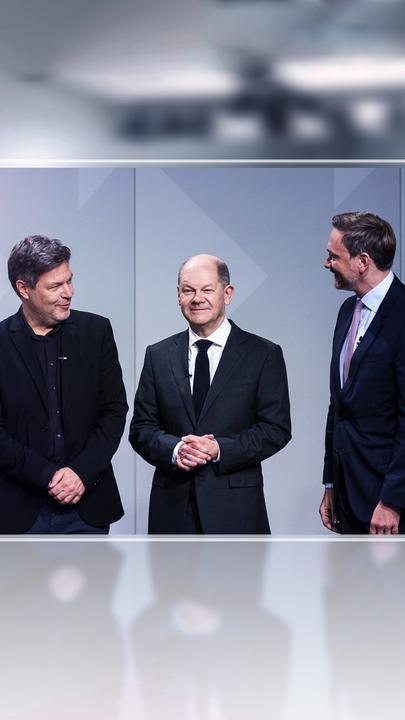 aspekte-Moderatorin Katty Salié sitzt auf dem Boden und schaut auf eine Bild, das die Spitzen der gescheitereten Ampel-Koalition zeigt.