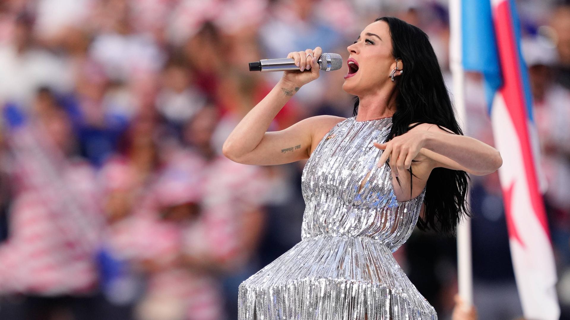 Vor dem Spiel gegen Paraguay hat Co-Gastgeber USA noch eine kleine Eröffnungsfeier mit Superstar Katy Perry abgehalten. Die Zeremonie im Re-Live.