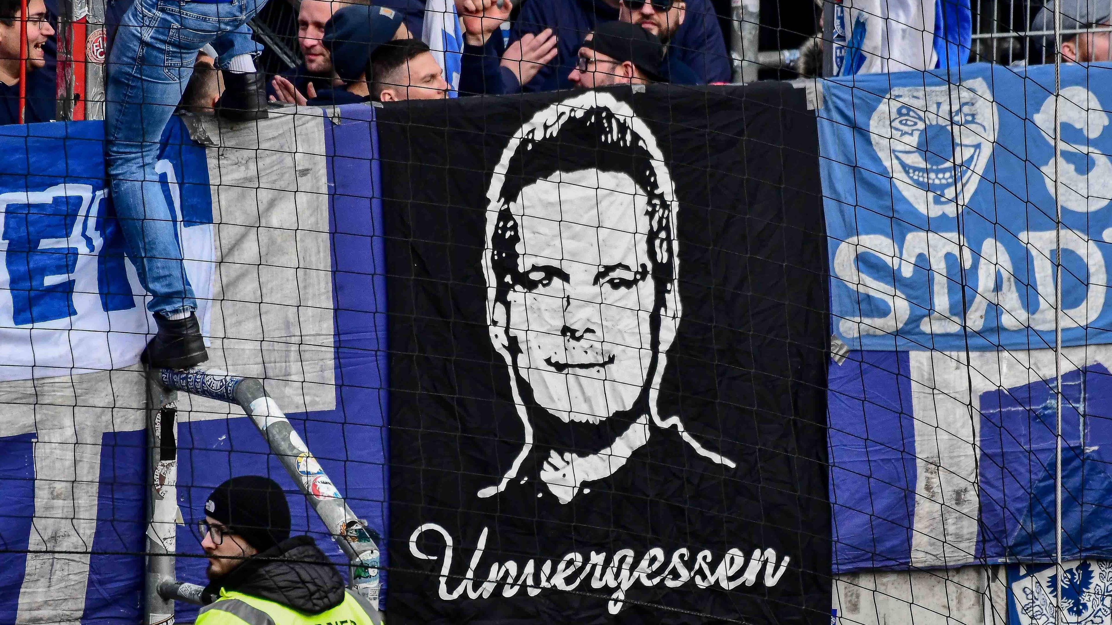 Hertha Fans haben Banner das an Kay Bernstein, den verstorbenen Präsident von Hertha BSC, erinnert.