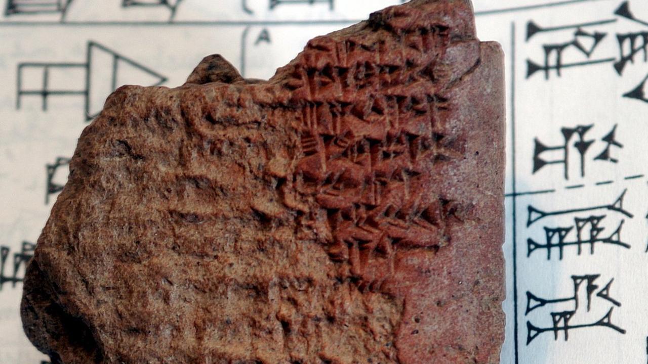 Eine Tonscherbe mit Keilschrift