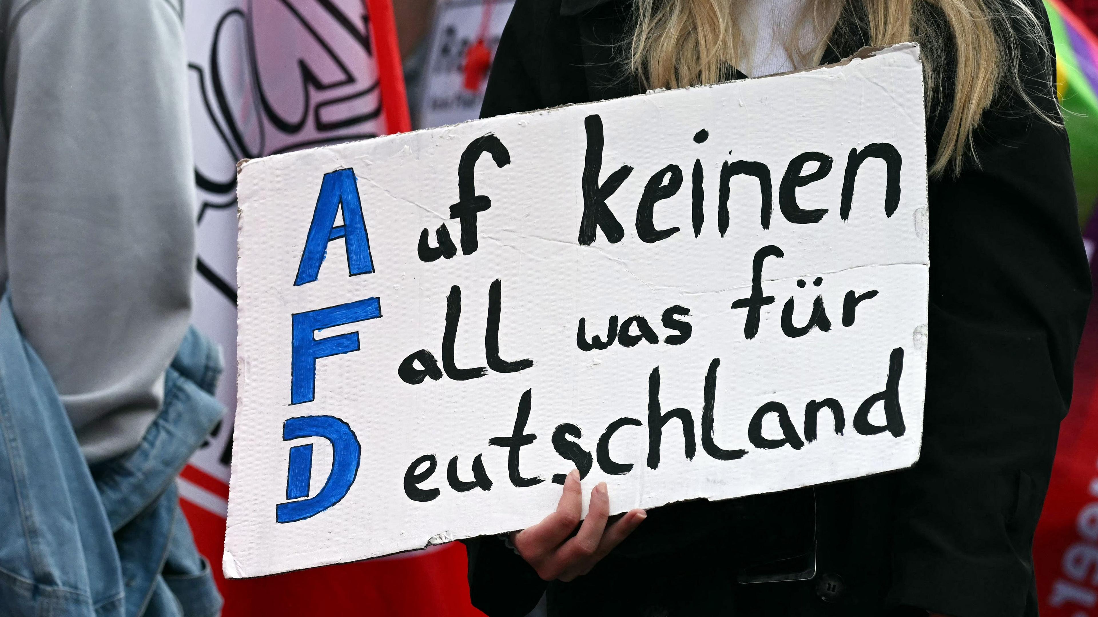Eine Demonstrierende Person hält ein Schild auf dem Steht Auf keinen Fall was für Deutschland