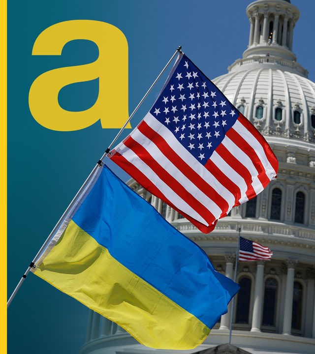 Die US-amerikanische Flagge gemeinsam mit der ukrainischen Flagge vor dem Kapitol