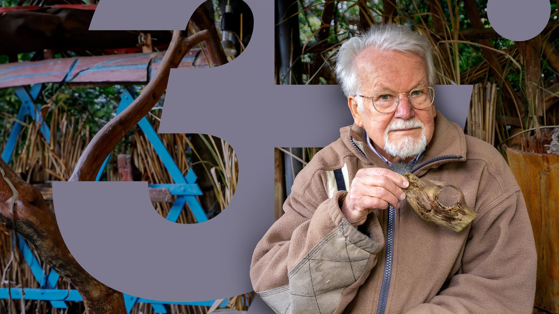 Ein Mann sitzt in seinem Garten