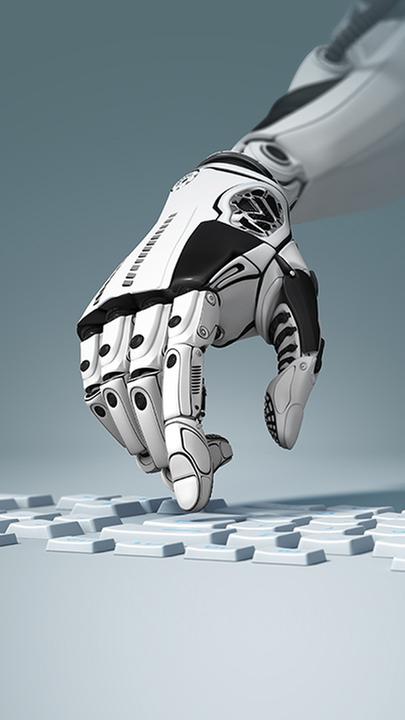 Roboterhand drückt Tasten auf einem Keyboard