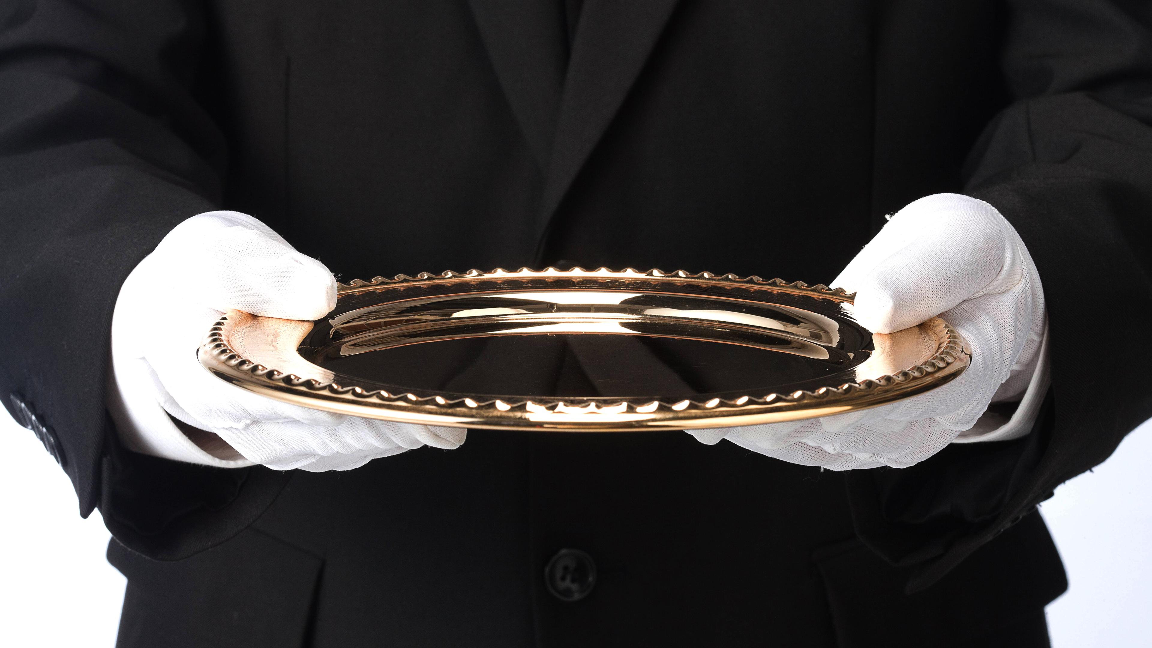 Butler hält Tablett