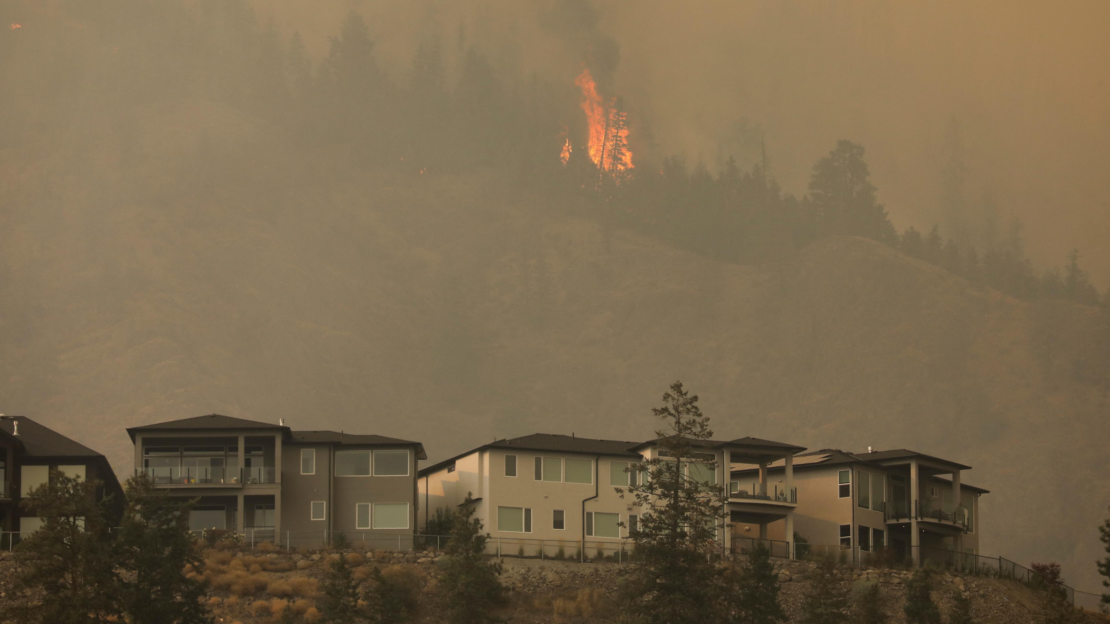 Der Waldbrand von McDougall Creek brennt außerhalb der Okanagan-Gemeinde West Kelowna, British Columbia, Kanada, 18. August 2023