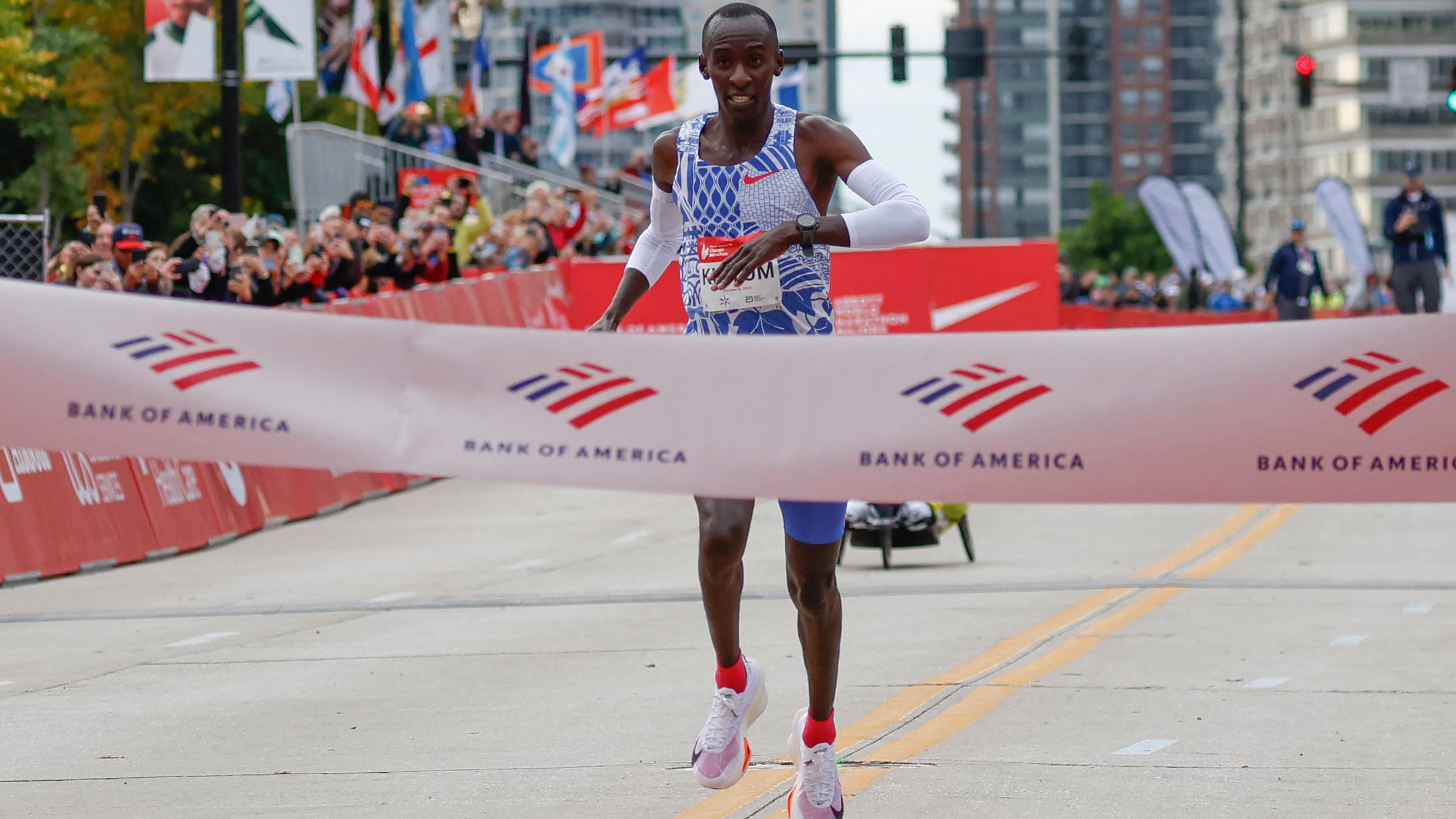 Kelvin Kiptum siegt beim Chicago Marathon am 08.10.2023 in Weltrekordzeit.