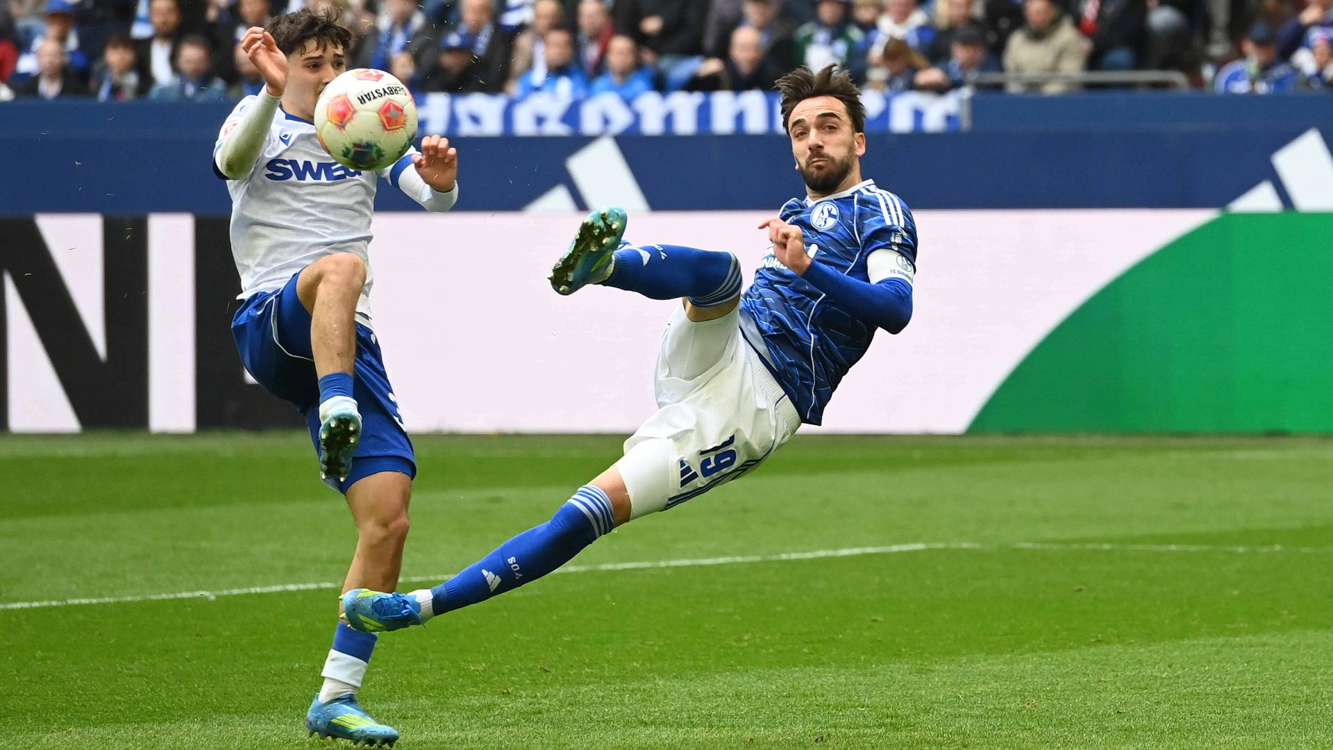 Kenan Karaman (FC Schalke 04) und Rafael Pinto Predrosa (Karlsruhe SC) kämpfen. 