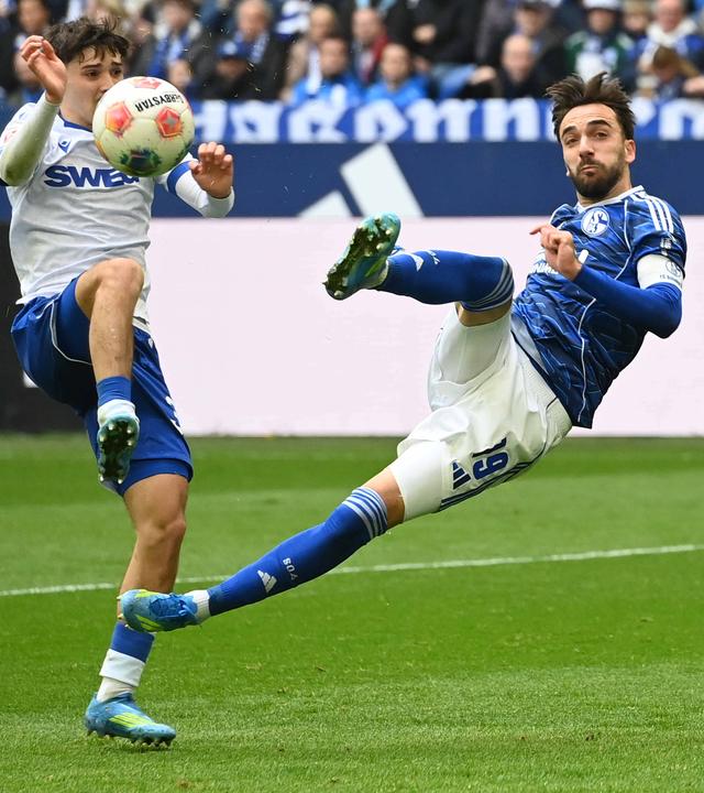 Kenan Karaman (FC Schalke 04) und Rafael Pinto Predrosa (Karlsruhe SC) kämpfen. 