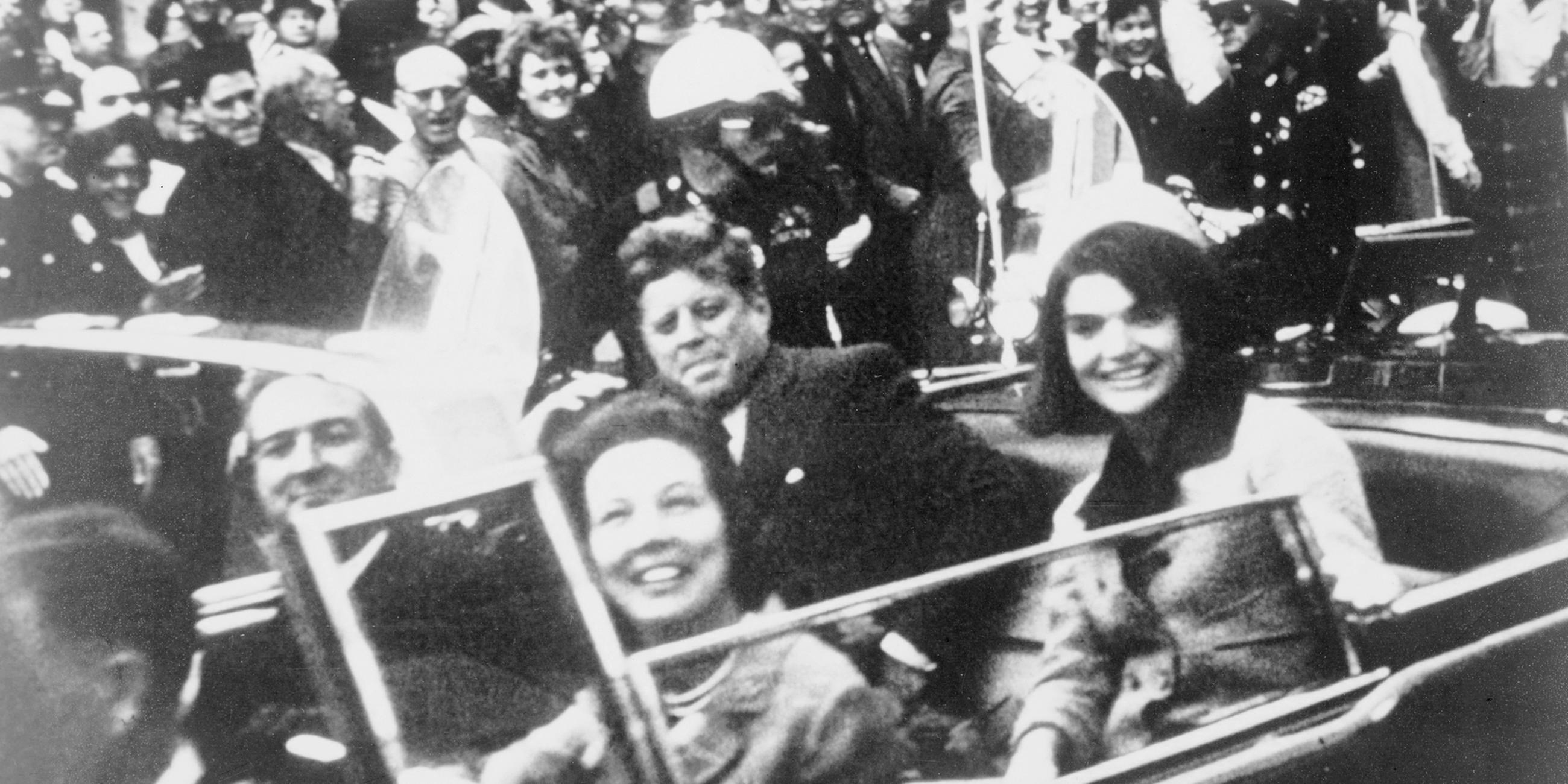 Archiv: Der ehemalige US-Präsident John F. Kennedy (C), die First Lady Jacqueline Kennedy (R) und der Gouverneur von Texas, John Connally (L) und seine Frau, sind in der Autokolonne des Präsidenten zu sehen, kurz bevor Kennedy in Dallas, Texas, erschossen wurde Dieses Handout-Bild wurde am 22. November 1963 aufgenommen. 