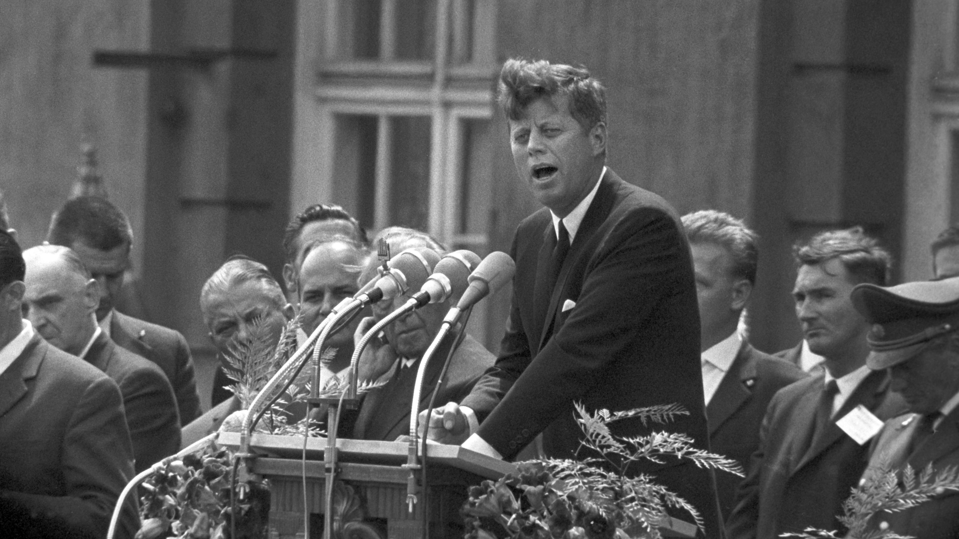 Der damalige US-Präsident John F. Kennedy bei seiner historischen Rede am 26.06.1963 vor dem Rathaus Schöneberg in Berlin. 