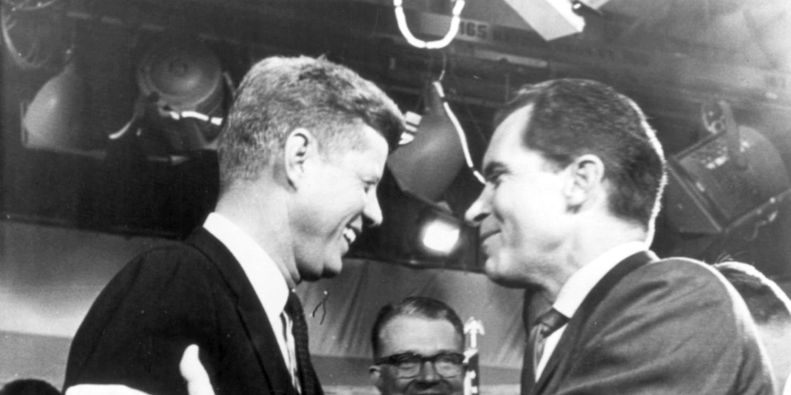 Die Präsidentschaftskandidaten Richard Nixon (Republikaner) und John F. Kennedy (Demokraten) nach dem Fernsehduell am 7. Oktober 1960.
