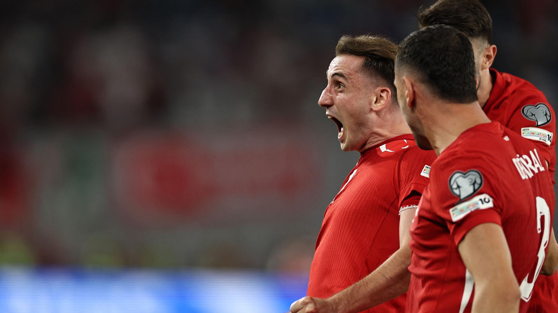 Der türkische Mittelfeldspieler Muhammed Kerem Aktürkoğlu jubelt über sein Tor. 