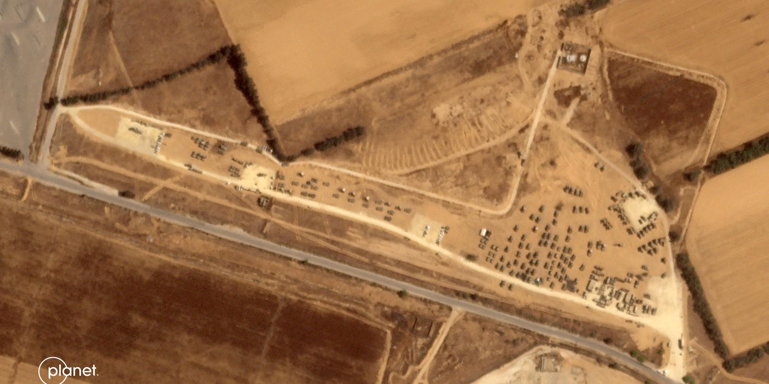 Ein Blick auf israelische Militärfahrzeuge, die sich in einem Gebiet im Süden Israels in der Nähe des Grenzübergangs Kerem Shalom zum Gazastreifen sammeln am 03.05.2024.