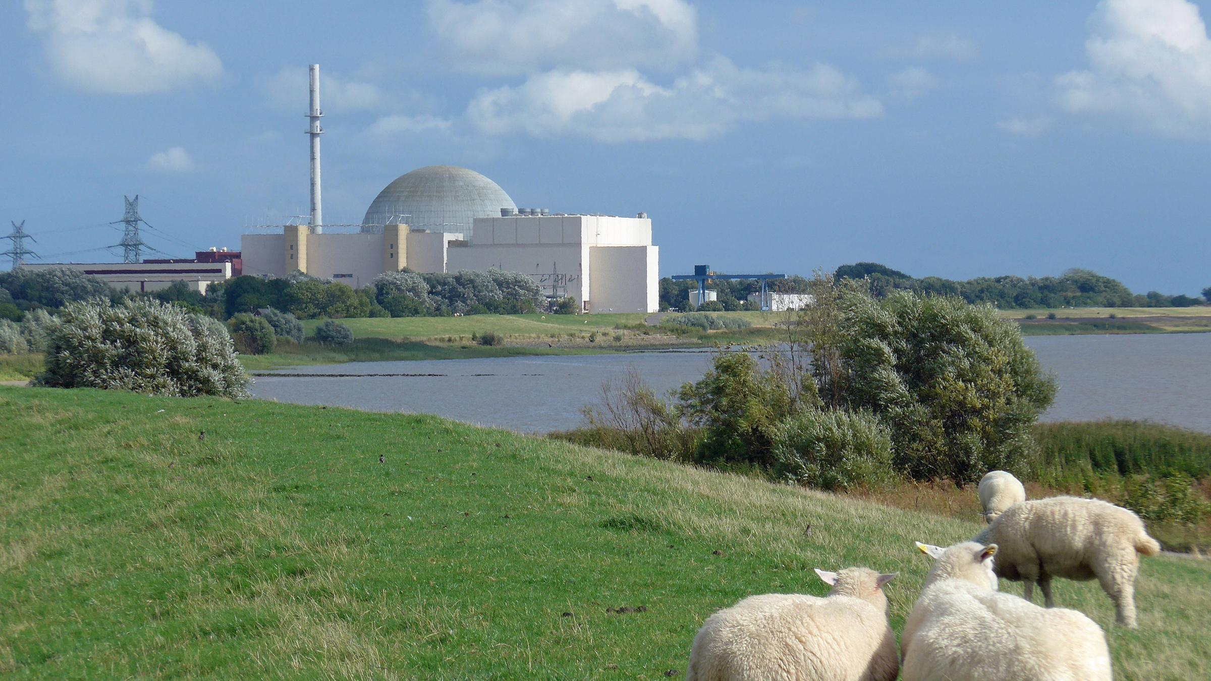 Blick auf das Atomkraftwerk Brokdorf (Kreis Steinburg) an der Elbe. 