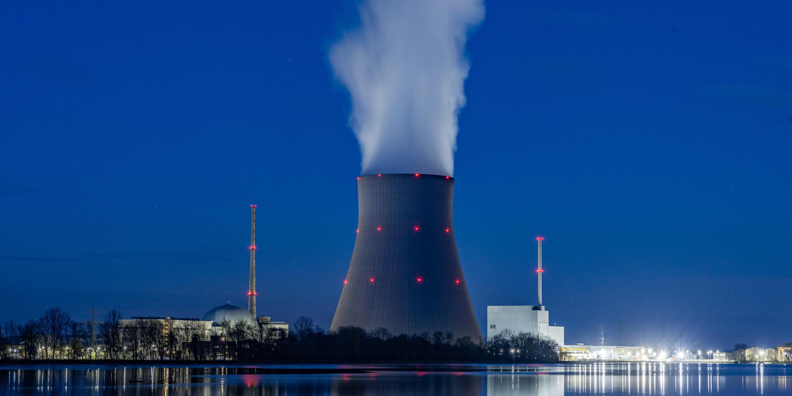 Wasserdampf steigt aus dem Kühltum des Kernkraftwerks Isar 2.