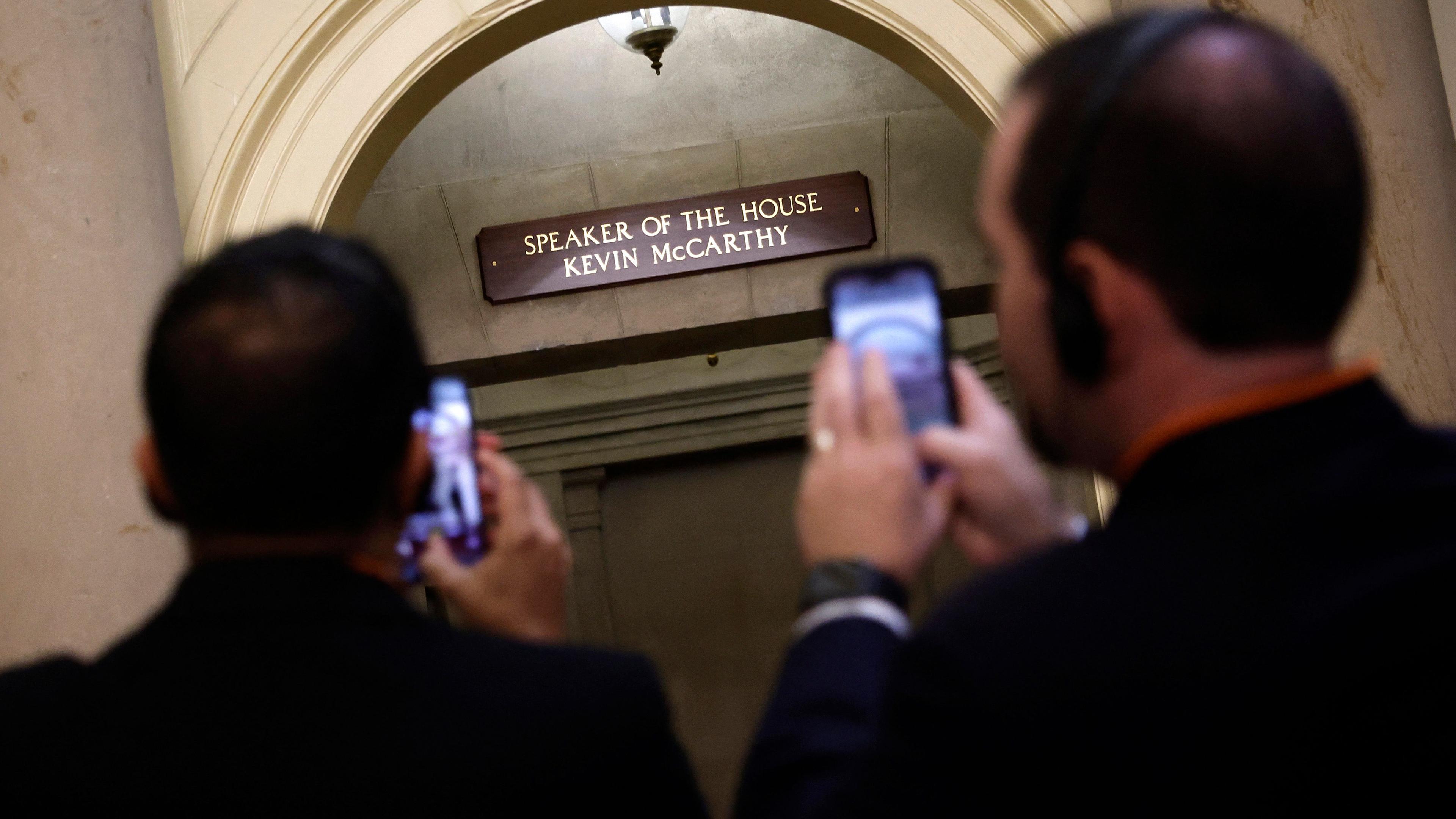 Touristen fotografieren den Eingang der Büros des Sprechers des Repräsentantenhauses Kevin McCarthy in Washington DC.