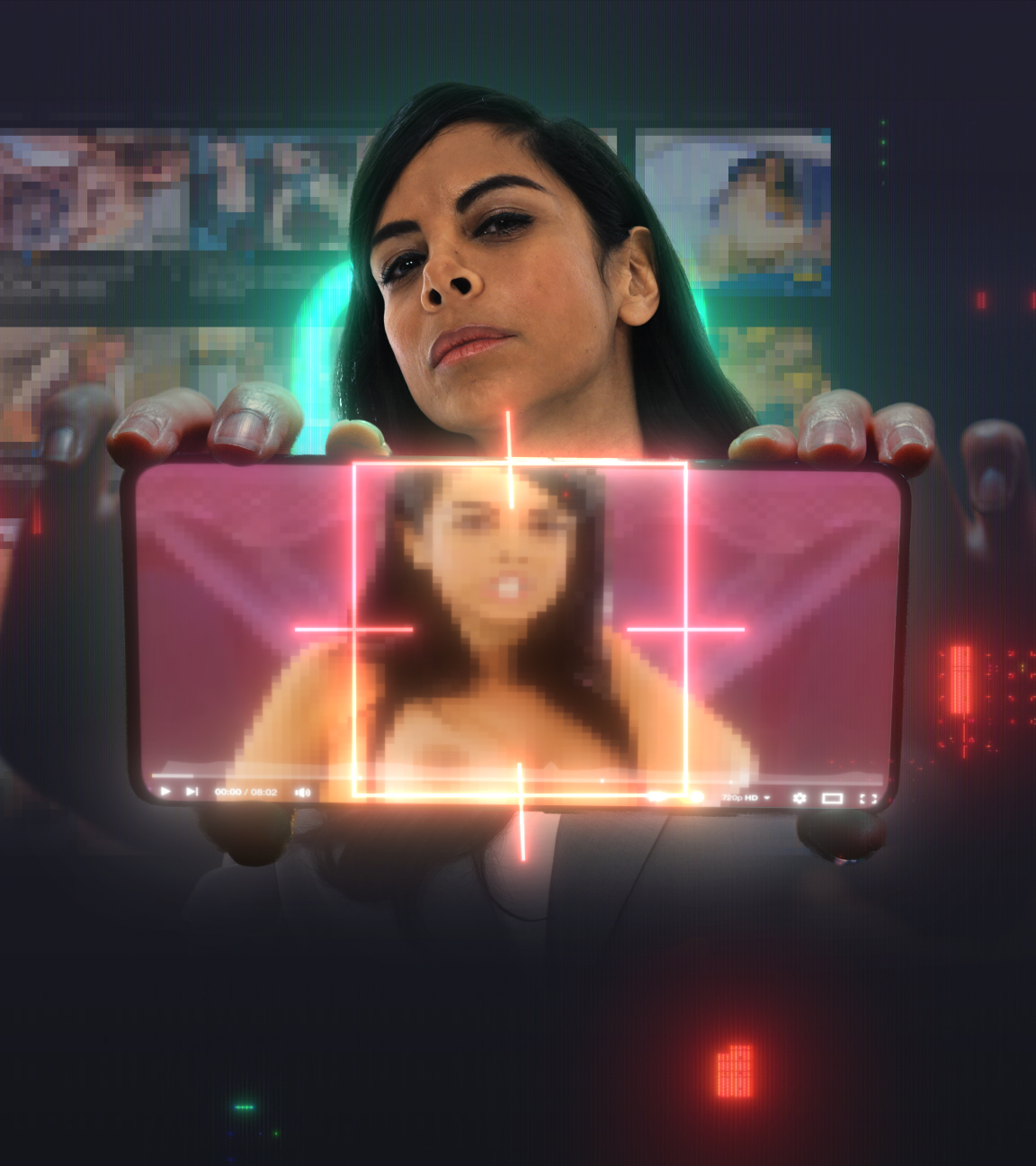 Eine Frau hält ein Handy in die Kamera, auf dem ein Fake-Nacktbild von ihr zu sehen ist. Im Hintergrund sieht man eine verpixelte Deepfake Pornoseiten.