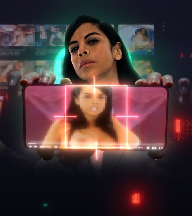Eine Frau hält ein Handy in die Kamera, auf dem ein Fake-Nacktbild von ihr zu sehen ist. Im Hintergrund sieht man eine verpixelte Deepfake Pornoseiten.