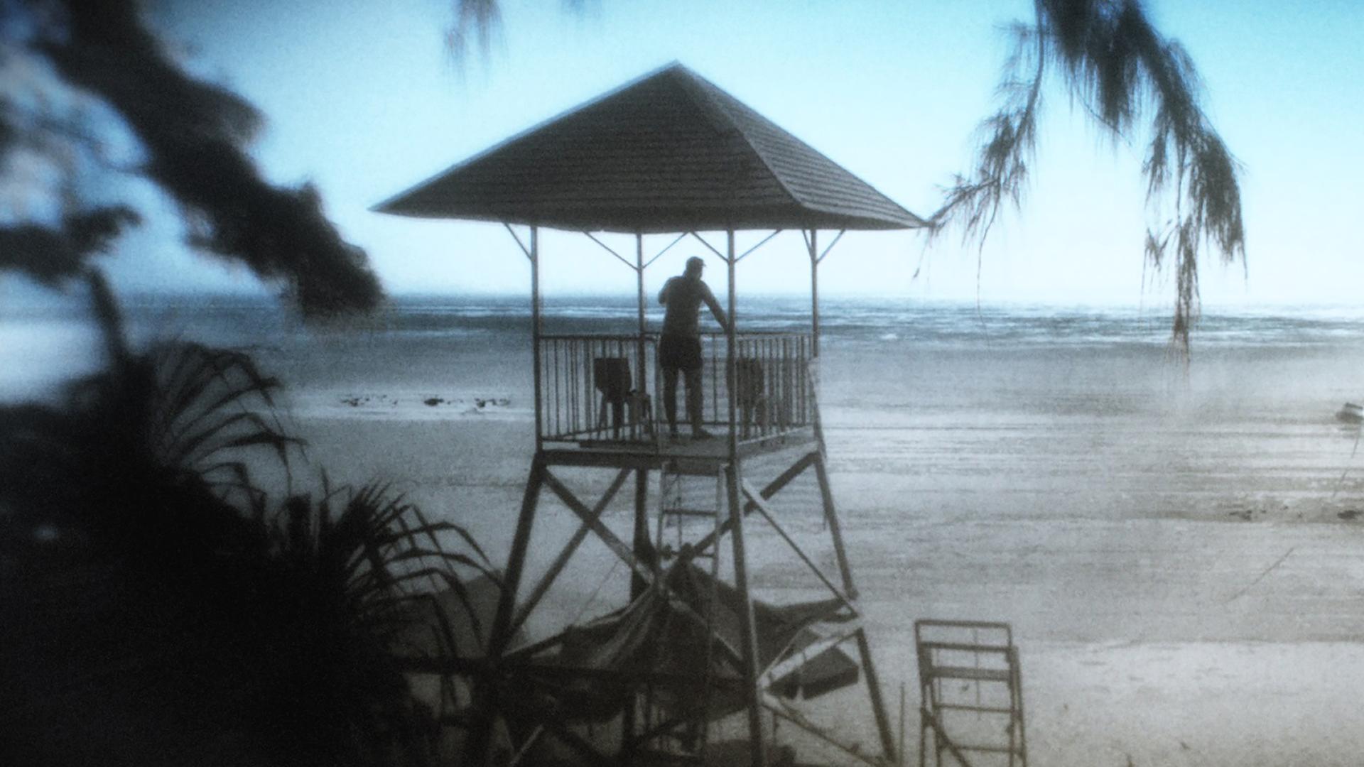Turm der Wasserwacht an einem Strandabschnitt am Indischen Ozean