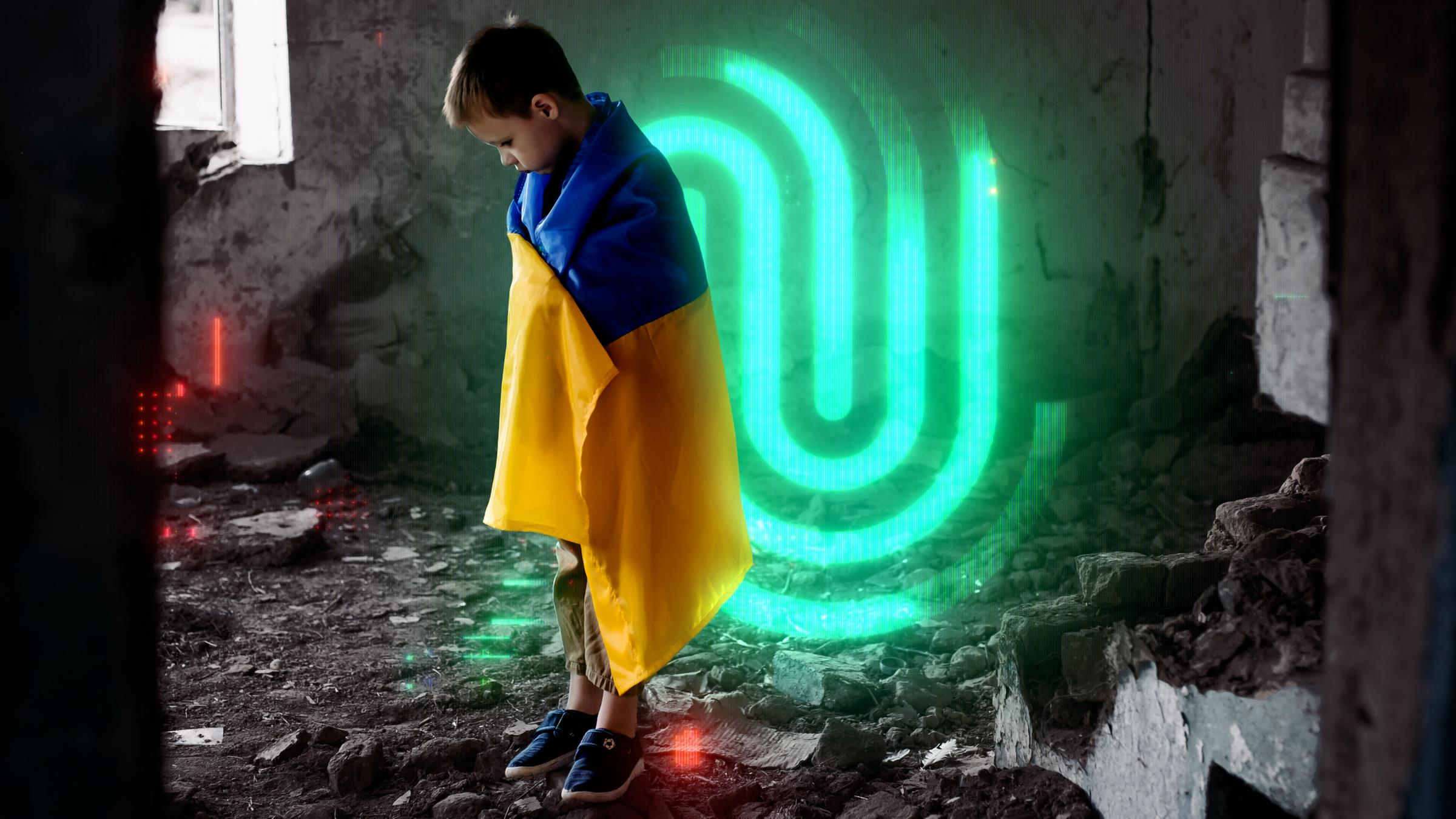 Fotomontage: Kind - eingehüllt in ukrainischer Flagge - steht in einem zerbombten Haus und schaut auf den Boden. Im Hintergrund "Die Spur"-Logo.