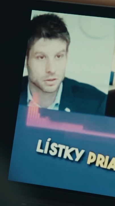 Auf den Bild sieht man ein abgefilmtes Bild, die Audiospur und die slowakischen Untertitel eines Deepfakes über ein Fake-Interview des Oppositionskandidaten Šimečka bei der Präsidentschaftswahl 2023.