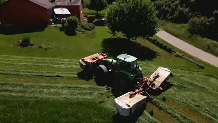 Traktor bei der Grasernte