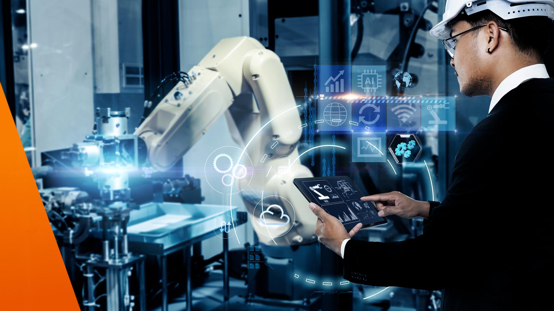 In einer Industrieanlage steht rechts ein Mann mit weißem Schutzhelm und Brille. Er hält ein Tablet und berührt dessen Bildschirm. Links neben ihm ist ein heller Roboterarm zu sehen. Blaue, über das Bild gelegte Grafiken zeigen unter anderem ein KI-Symbol, Diagramme und vernetzte Zahnräder.