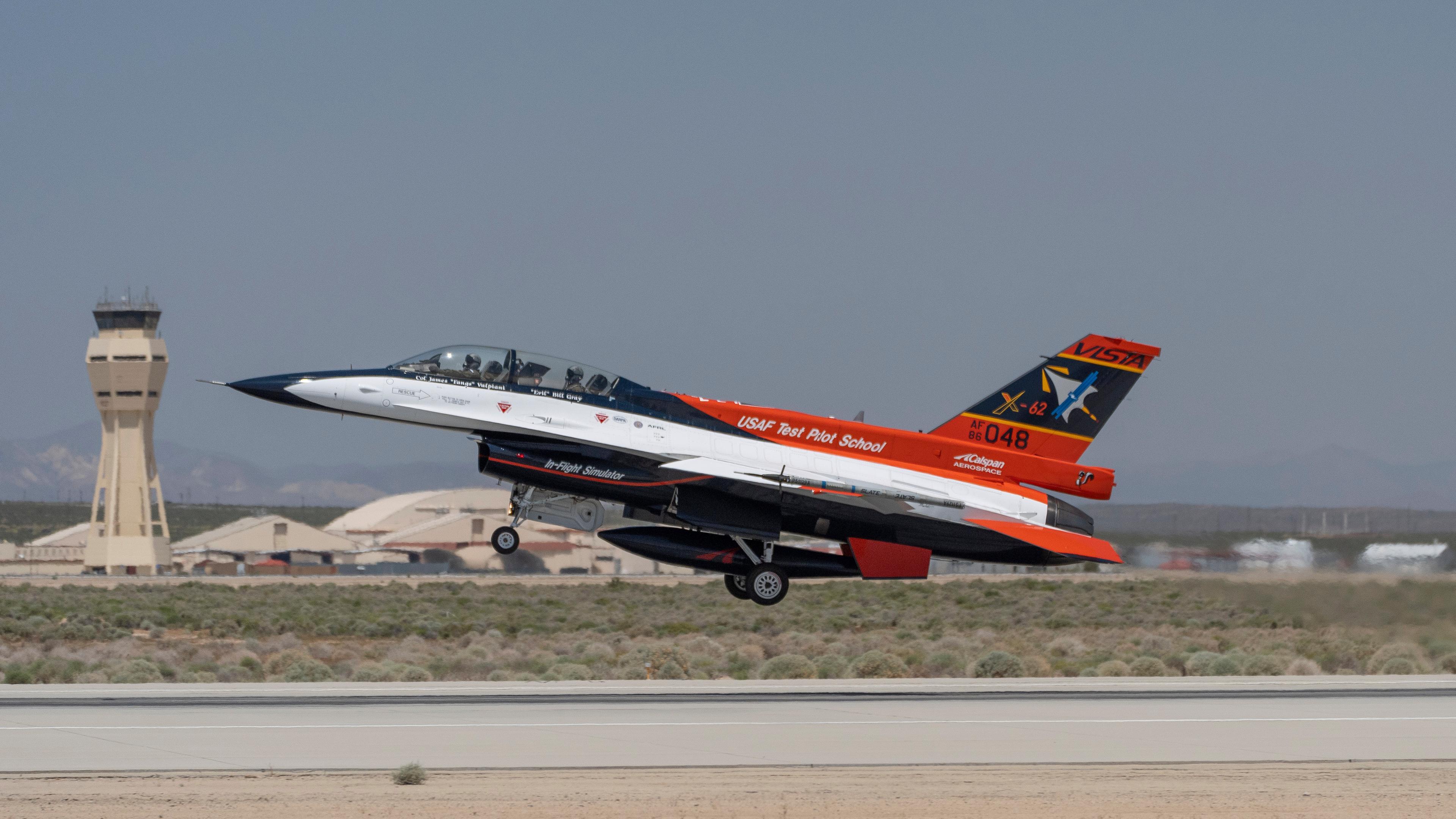 Das Flugzeug X-62A VISTA, ein experimenteller KI-fähiger F-16-Kampfjet der Air Force, hebt am Donnerstag, den 2. Mai 2024, auf der Edwards Air Force Base in Kalifornien ab.