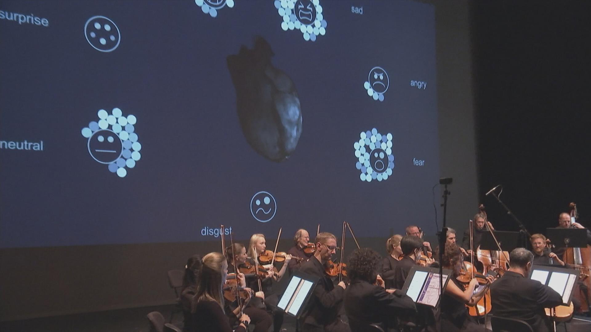 Orchester spielt in Staatstheater Saarbrücken bei Konzert mit künstlicher Intelligenz
