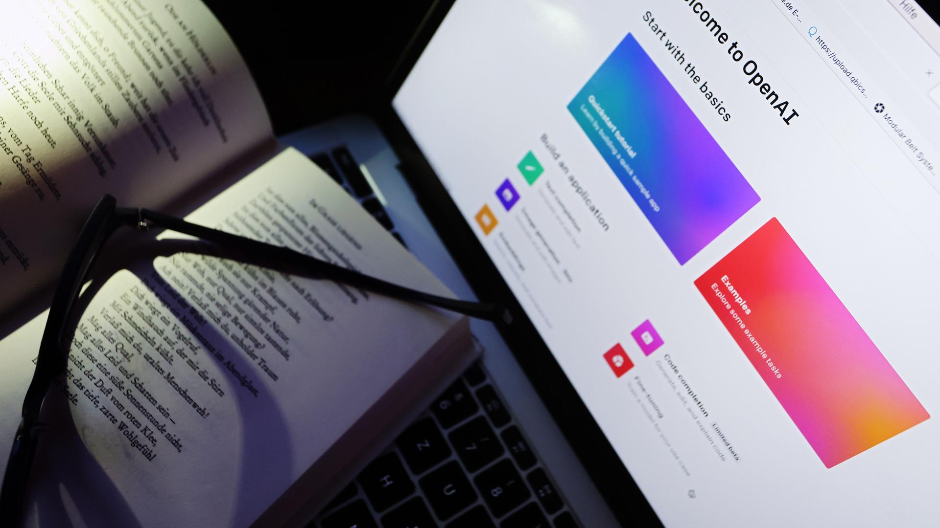 Ein Gedichtband liegt an einem Bildschirm auf dem die Homepage von ChatGPT aufgerufen ist