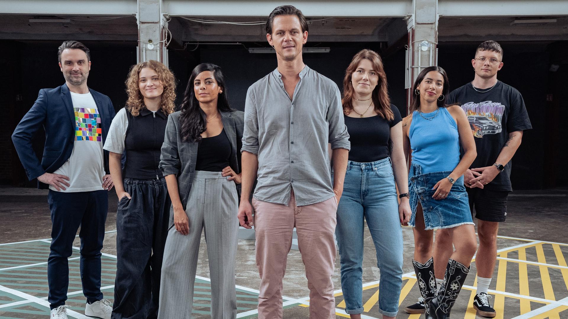 Der Moderator Jo Schück und die Gäste der Sendung stehen auf dem 13-Fragen Spielfeld.