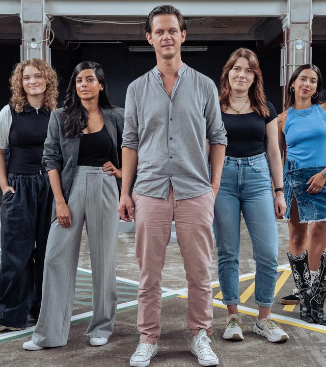 Der Moderator Jo Schück und die Gäste der Sendung stehen auf dem 13-Fragen Spielfeld.