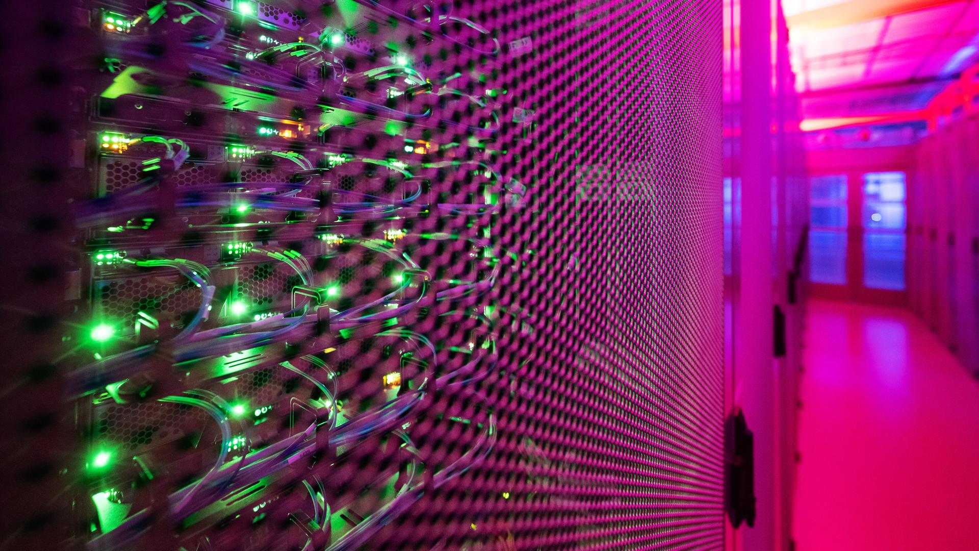 Gang mit beleuchteten Serverschränken