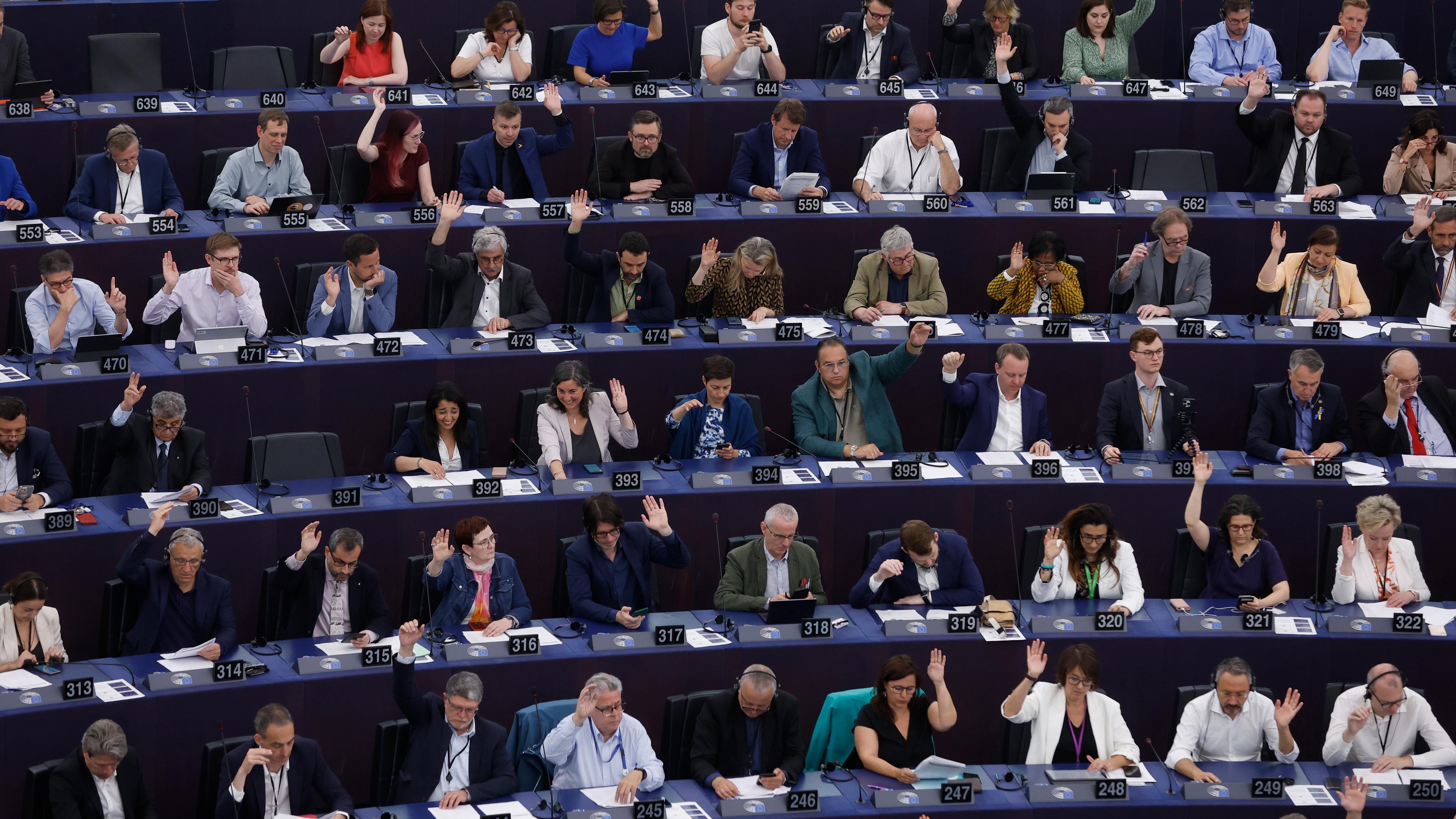  Abgeordnete stimmen im Europäischen Parlament über das Gesetz zur Künstlichen Intelligenz (KI) ab.