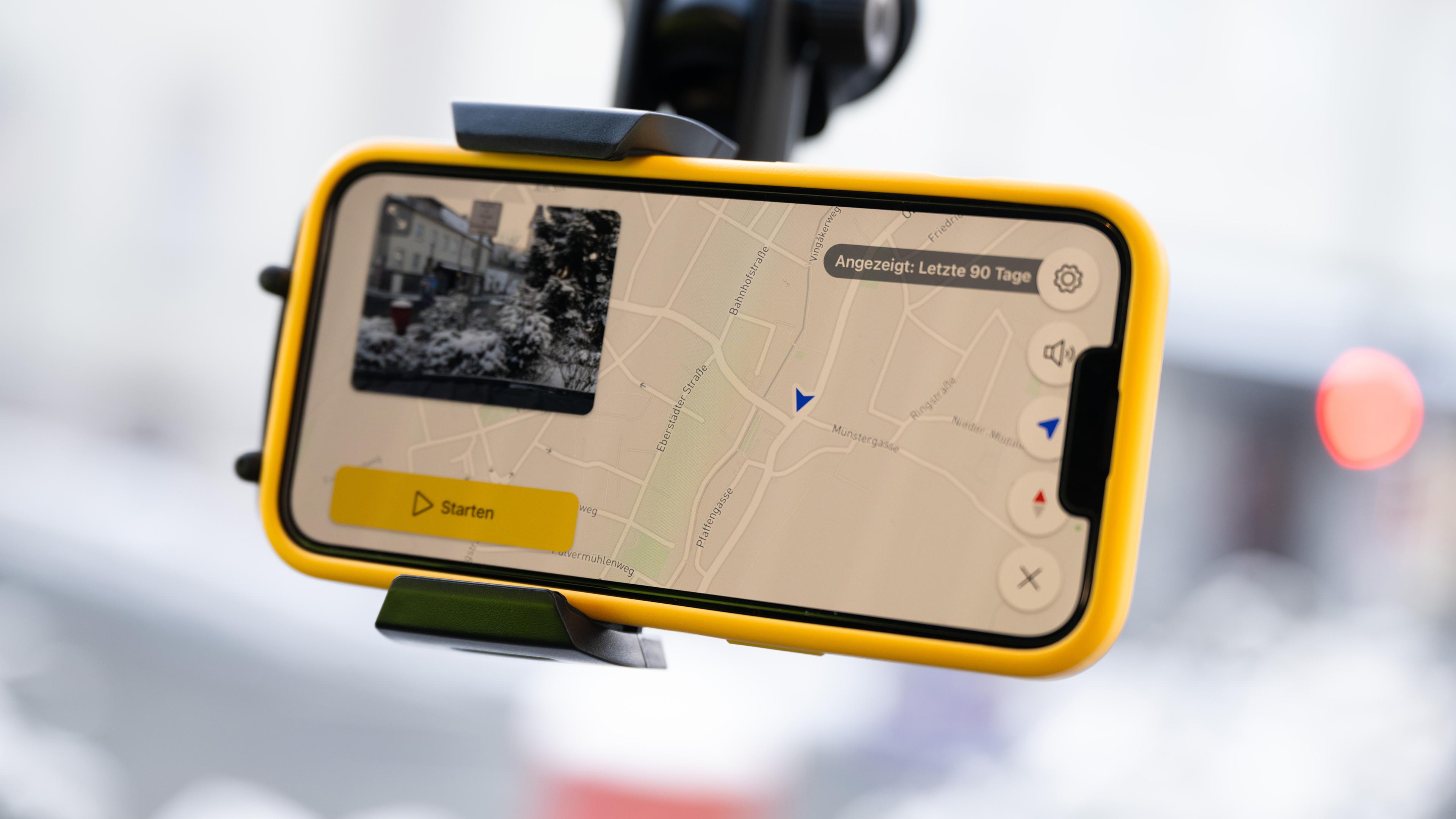 Hessen, Mühltal: Mit einer speziellen Software zur Erkennung von Schlaglöchern ausgestattet ist dieses Smartphone, welches an der Frontscheibe eines städtischen Fahrzeuges in Mühltal montiert ist.