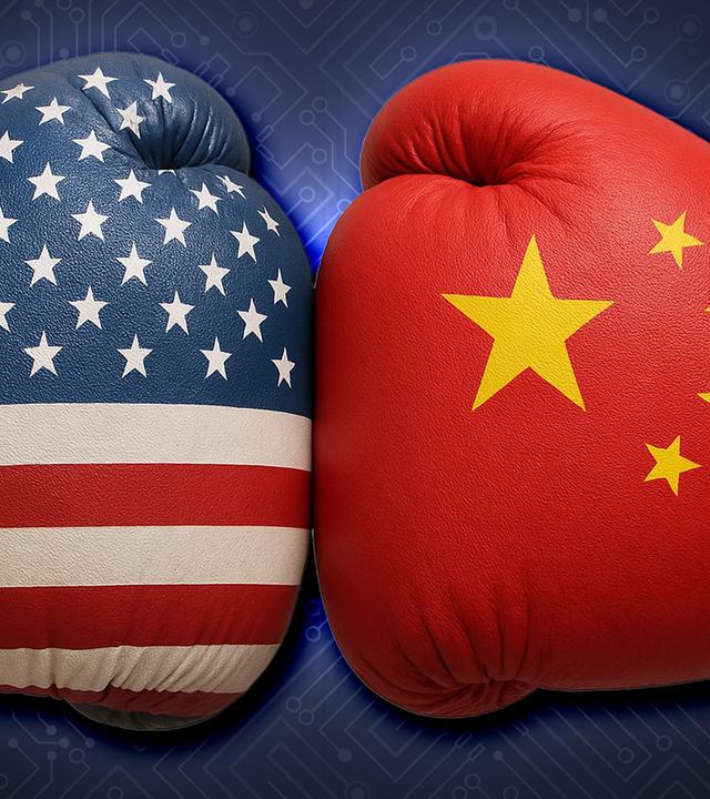 Zwei große Boxhandschuhe, die in der Mitte gegeneinander stoßen. Der linke Handschuh mit der Fahne der USA, der rechte Handschuh mit der Fahne von China