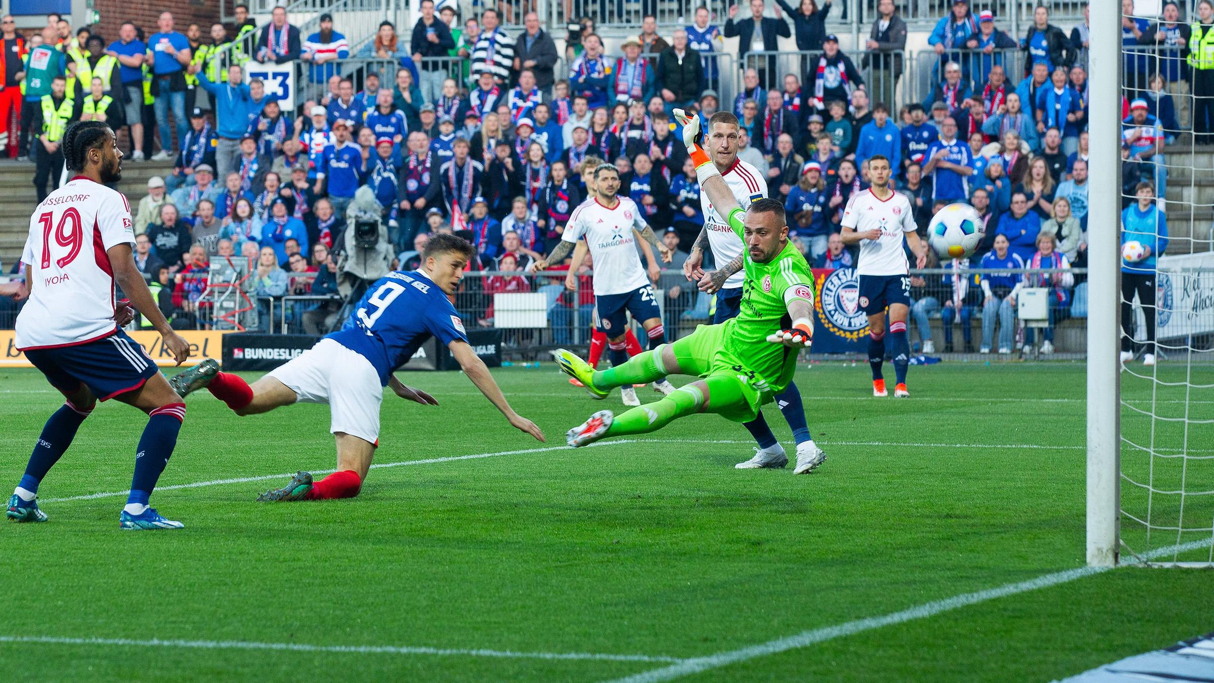 Benedikt Pichler (Holstein Kiel) köpft das 1:0. 