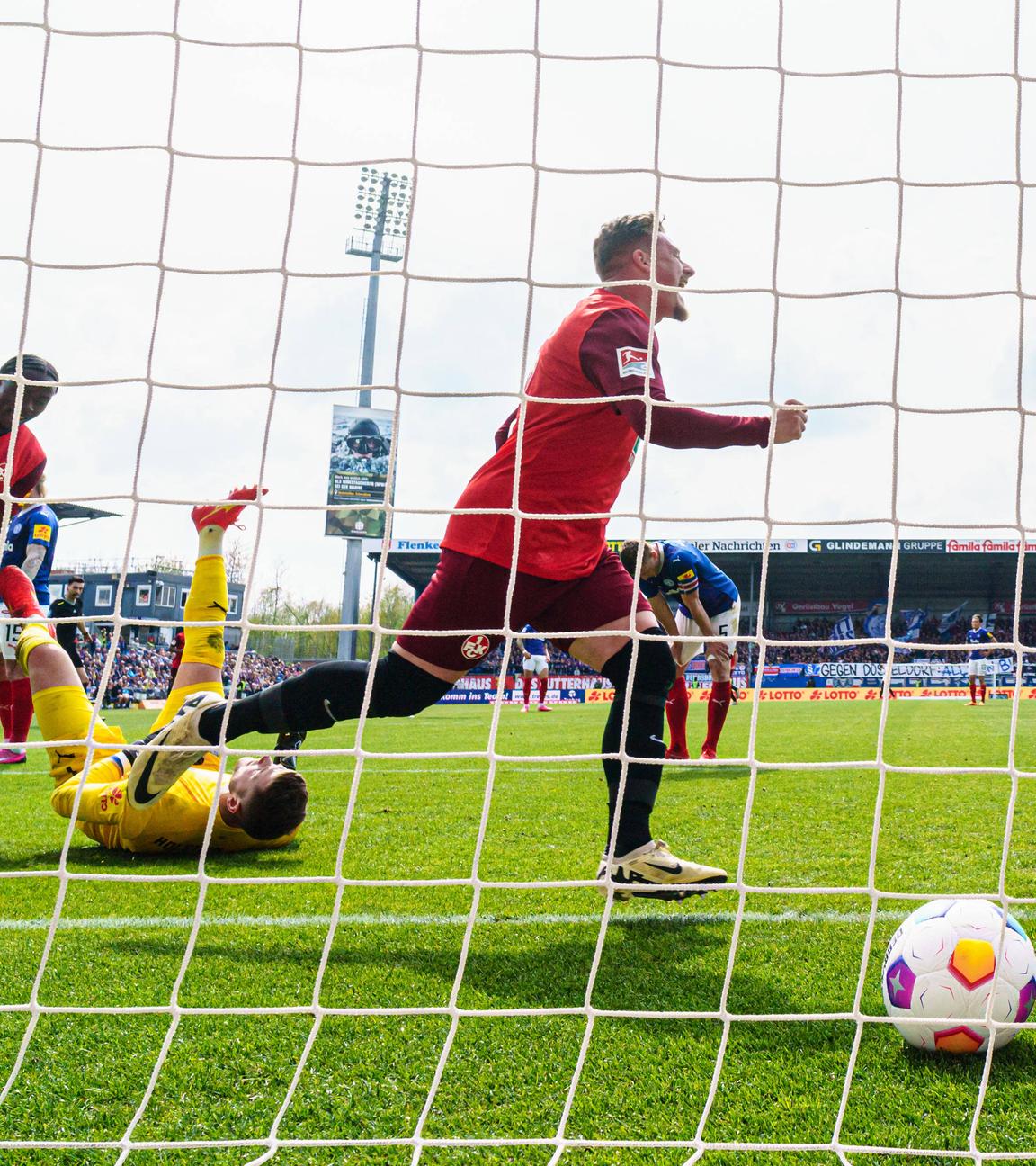 Kaiserslauterns Marlon Ritter jubelt nach seinem Treffer zum 1:3 gegen Kiel 27.04.2024.