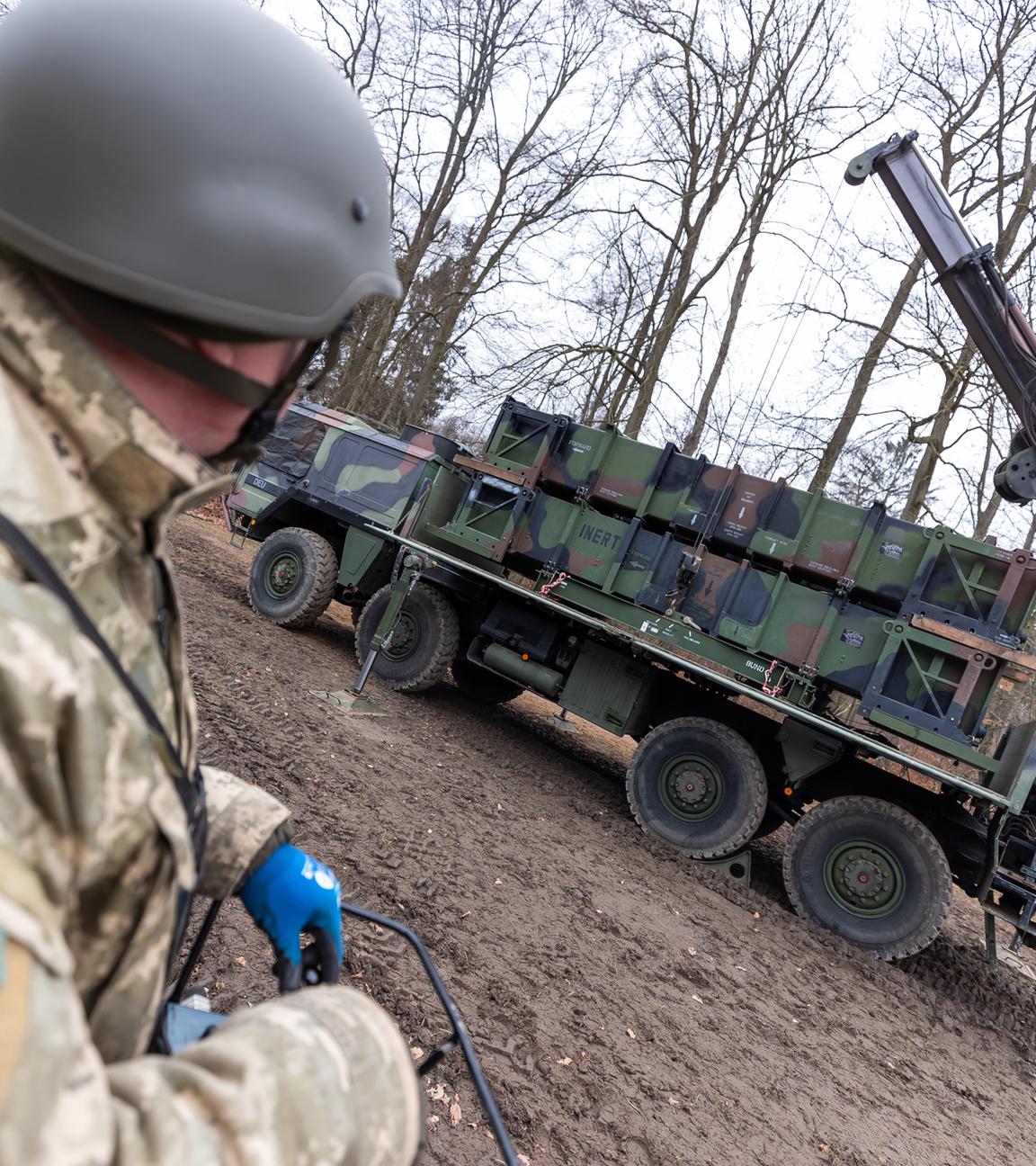 Ukrainische Soldaten lernen an Patriot-Flugabwehrraketensystem