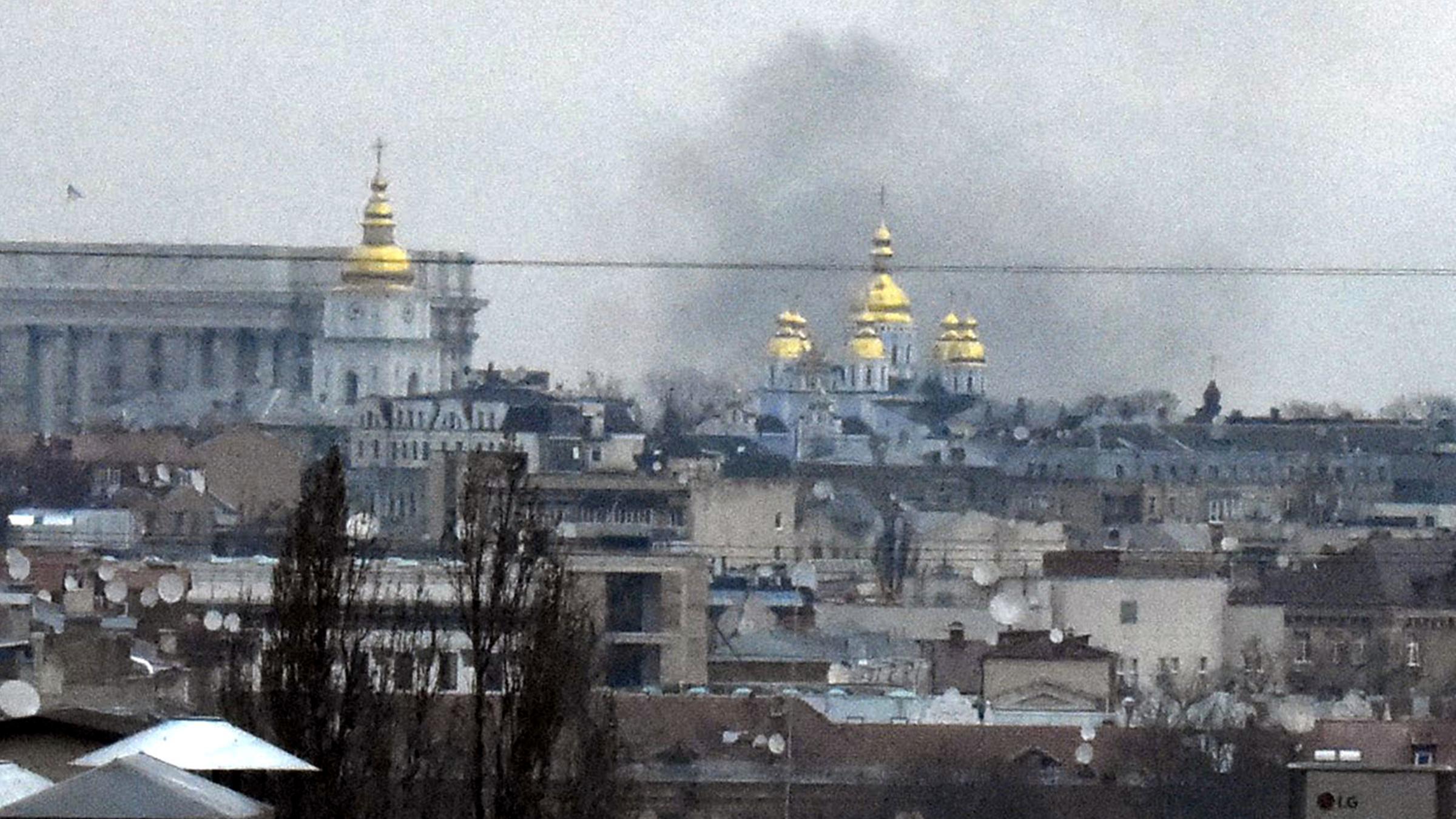 Rauch steigt über der ukrainischen Hauptstadt auf