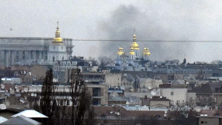 Rauch steigt über der ukrainischen Hauptstadt auf