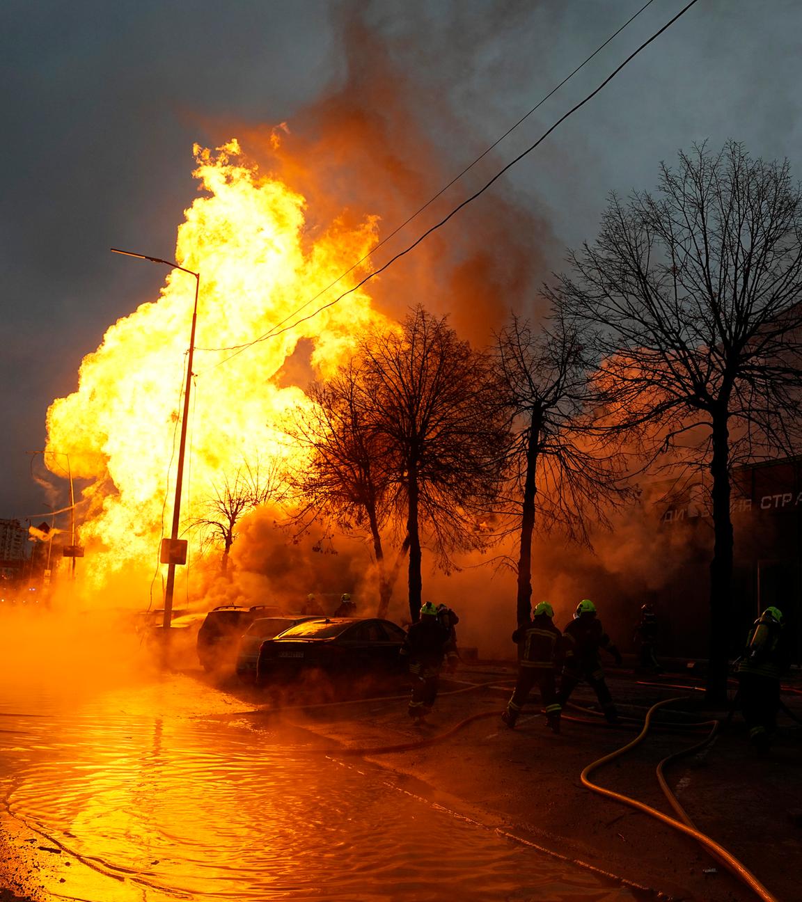 Feuerwehrleute arbeiten am 02.01.2024 daran, ein Feuer in einem zerstörten Gebäude nach einem russischen Angriff zu löschen.