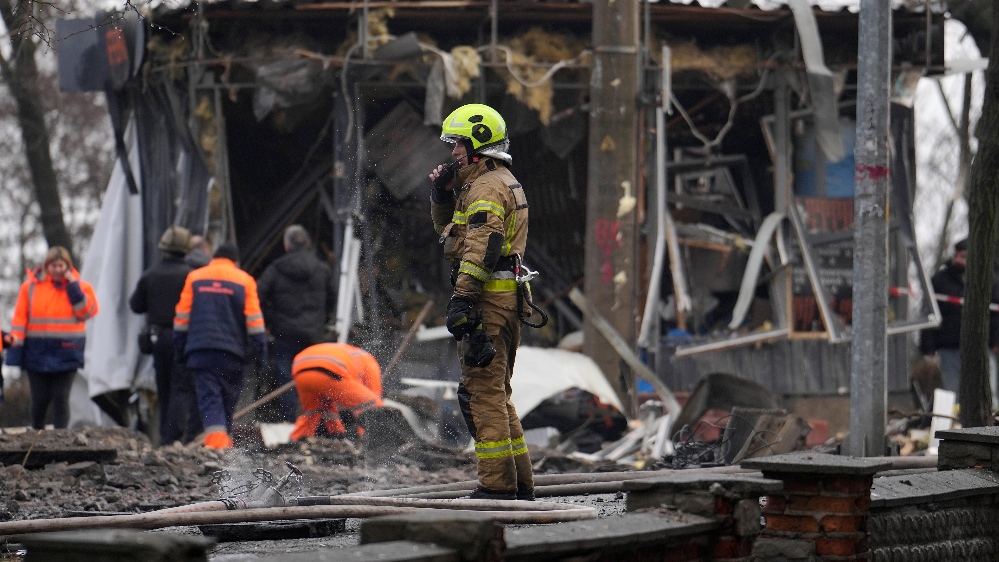 Kiew: Ein Feuerwehrmann steht inmitten der Trümmer nach einem russischen Angriff