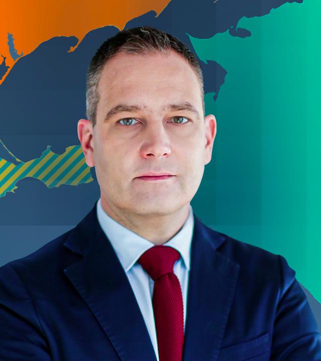 Militärexperte Gustav Gressel. Im Hintergrund eine Karte, die die Halbinsel Krim markiert.
