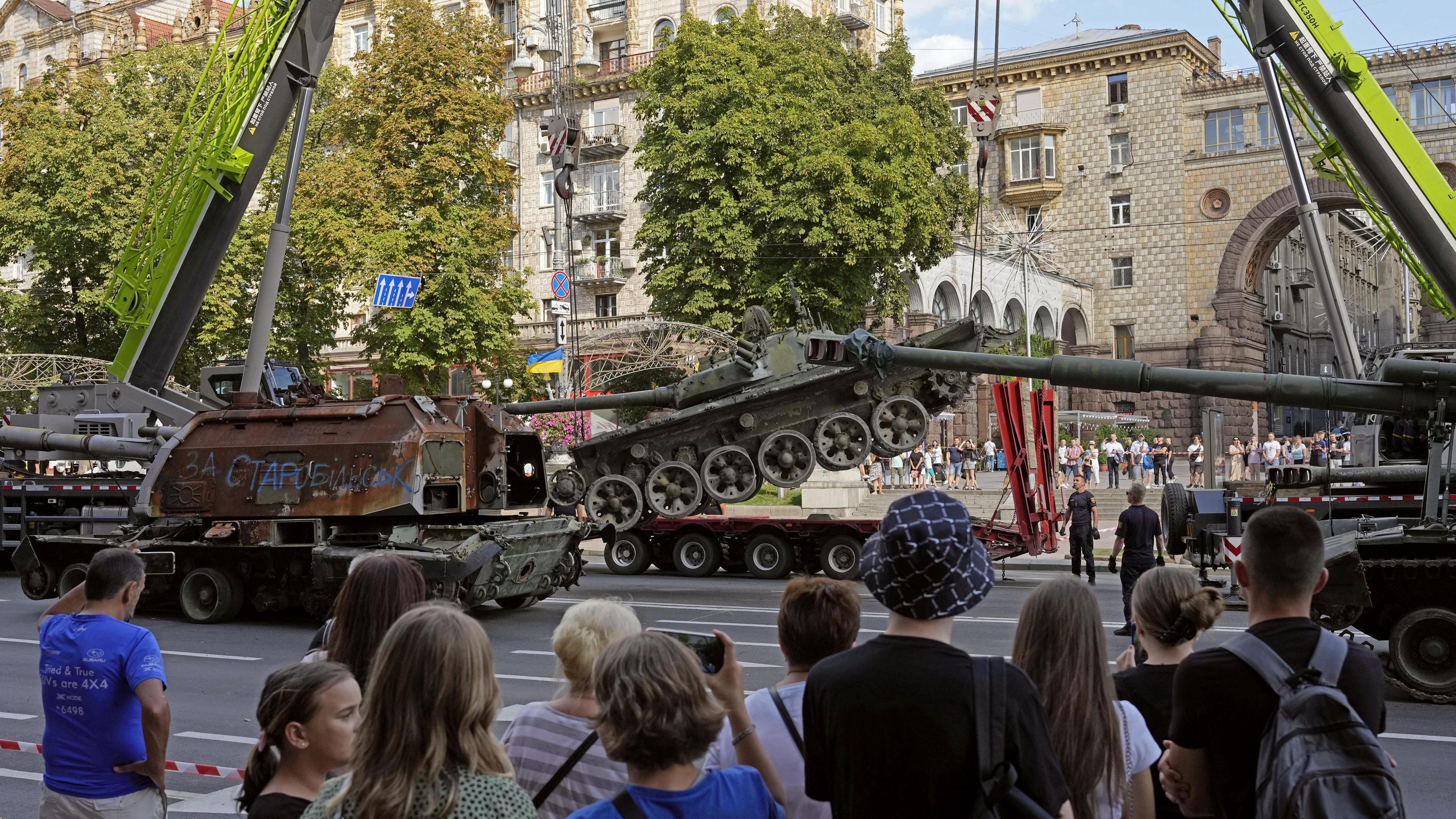 Erbeutete russische Panzer in Kiew