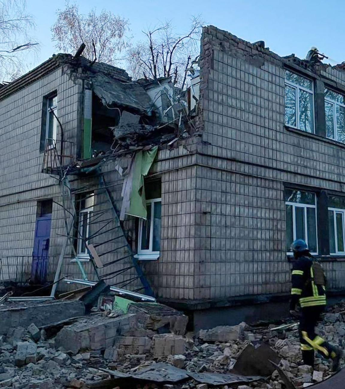 Stark beschädigtes Gebäude in Kiew