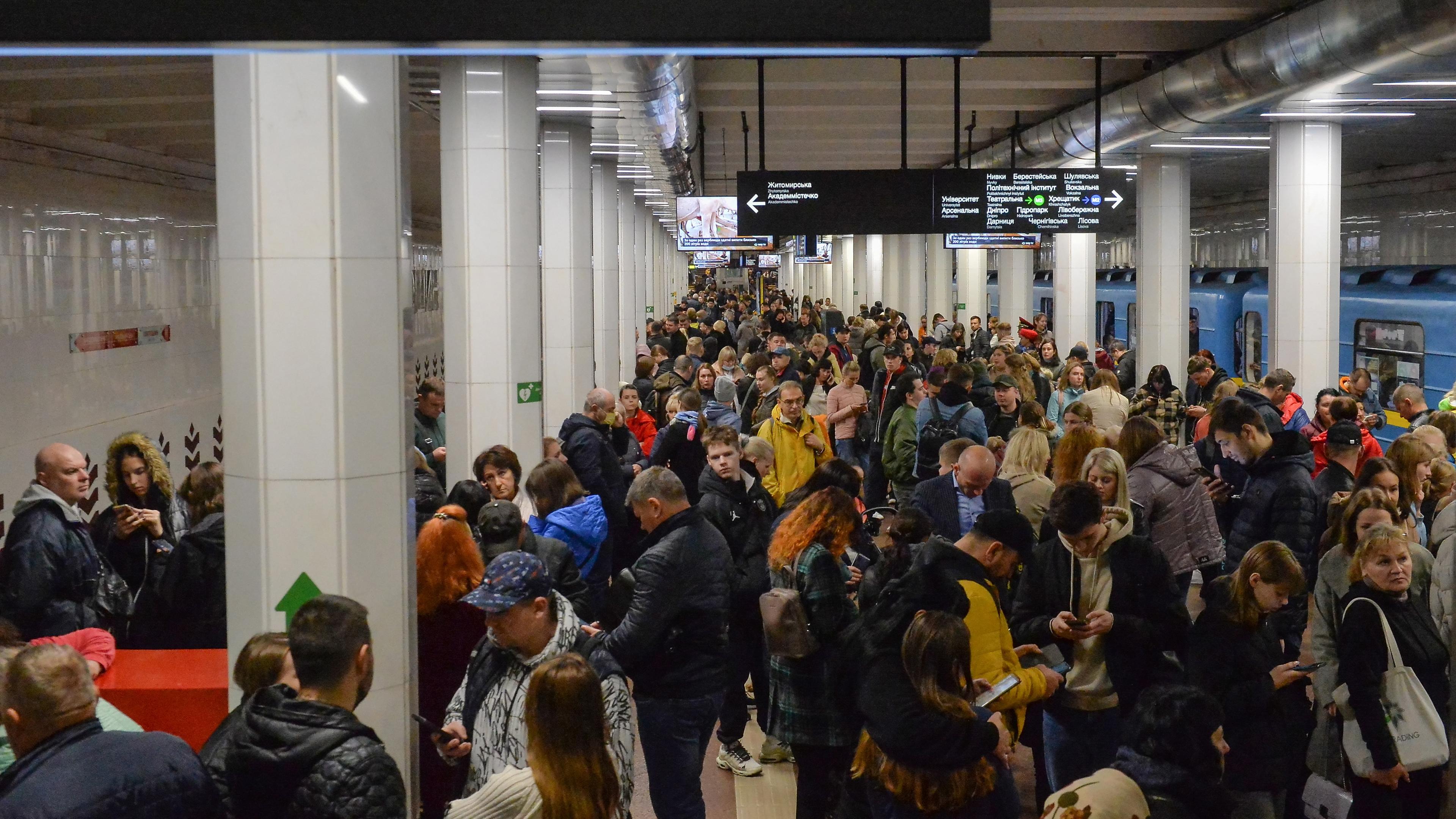 Viele Menschen auf dem Bahnsteig einer Metro-Station in Kiew